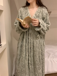 Détail du tissu polaire corail doux sur un peignoir pour femme à manches longues vert clair