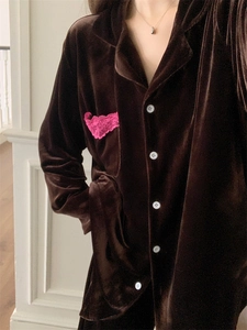 Détail du haut de pyjama en velours avec bordure en dentelle et col boutonné élégant