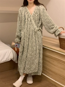 Détail d'une nuisette épaisse en polaire corail vert clair avec motif torsadé texturé