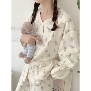Floral air cotton pajamas set in cream with long sleeves and lace collar for women