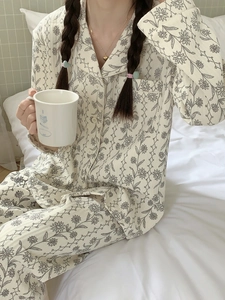 Pyjama matelassé en coton à manches longues avec imprimé floral et col boutonné chic