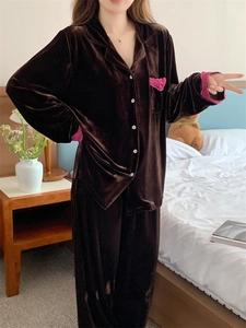Détail d'un pyjama en velours avec bordure en dentelle fuchsia sur les manches