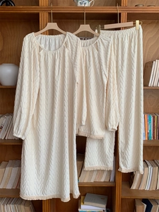 Dettaglio del set loungewear bianco crema con tessuto strutturato e finiture a frange