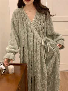 Détail de la chemise de nuit épaisse en polaire corail vert clair avec tissu ondulé