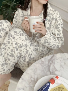 Détails du pyjama à manches longues avec imprimé floral et col à revers matelassé