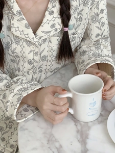Détail de l'ensemble pyjama thermique matelassé à fleurs avec col en V et boutons