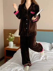 Détails du pyjama en velours marron foncé avec dentelle rose de luxe aux poignets