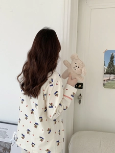 Vue arrière d'un pyjama en coton doux avec motif d'ours mignon sur tissu blanc cassé
