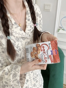 Détail de motif géométrique floral sur pyjama en coton crème à manches longues avec col