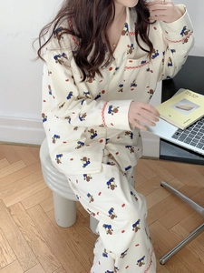 Pyjama femme crème à imprimé ours avec bordures à carreaux rouges et revers élégant