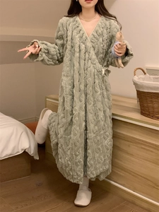 Détail d'une chemise de nuit en polaire corail vert clair avec texture torsadée et ceinture