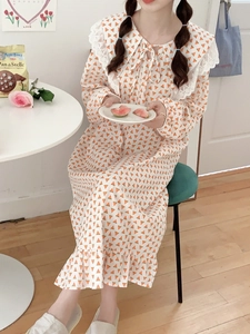 Détails du col en dentelle et motif floral triangulaire sur chemise de nuit