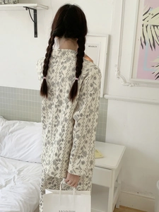Vue de dos d'un pyjama en coton à fleurs avec haut à manches longues et pantalon
