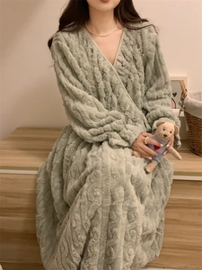 Détail de chemise de nuit épaisse en polaire corail vert clair avec texture torsadée et col V