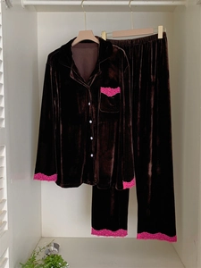 Détail d'un pyjama en velours avec dentelle rose contrastée sur manches et poche