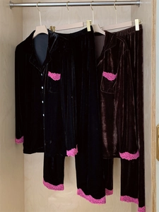Vue détaillée du pyjama en velours à manches longues avec bordure en dentelle rose