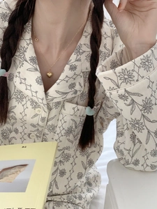 Détail d'un pyjama floral à manches longues avec collier cœur sur un modèle