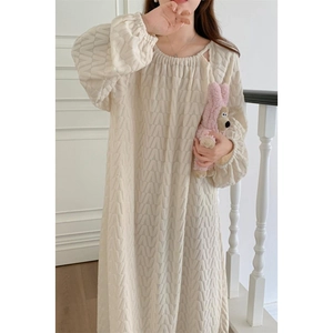 Set loungewear bianco crema a maniche lunghe con trama 3D geometrica e frange