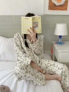 Pyjama douillet en coton crème à motif floral avec haut à manches longues et pantalon