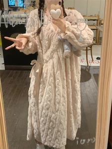 Détail de la chemise de nuit beige en polaire avec texture torsadée et ceinture nouée