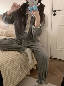 Détails du pyjama gris avec bordures en dentelle et texture en coton doux et confortable