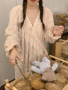 Détail du peignoir en polaire corail crème avec poignets à volants et lien noué