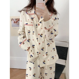 Pyjama femme en coton doux beige avec motifs d'ours et bordures à carreaux rouges