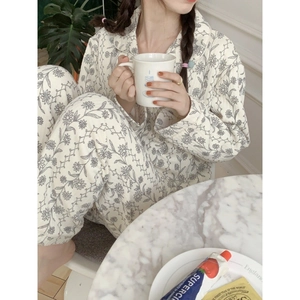 Pyjama femme en coton à fleurs avec haut boutonné à manches longues et pantalon assorti