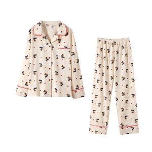 Pyjama femme en coton crème avec imprimés oursons mignons et finitions à carreaux rouges