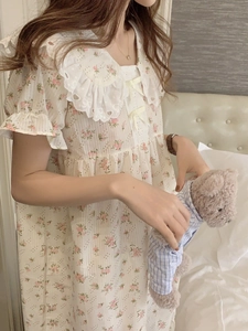 Camicia da notte estiva a fiori con delicato colletto in pizzo e piccoli fiocchi gialli