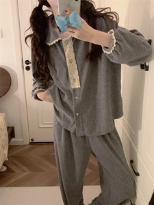 Détail de l'ensemble pyjama gris avec dentelle blanche sur le col et les manches
