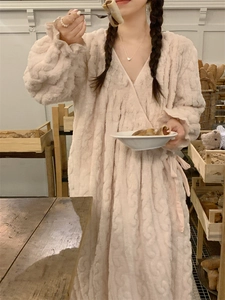 Détail de chemise de nuit rose en polaire corail avec col en V et poignets à volants