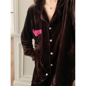 Ensemble pyjama femme en velours marron foncé avec poche à dentelle rose et col à revers