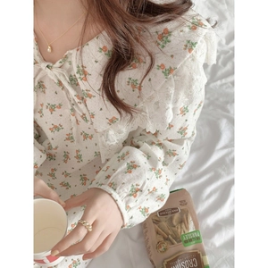 Floral cotton nightgown featuring a large double-layered lace collar and retro bow ties