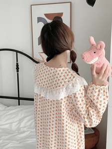 Détail du col en dentelle et motif pastèque sur une chemise de nuit longue à manches