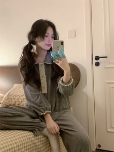 Pyjama gris en polaire avec bordure en dentelle au col et boutons en décor de chambre