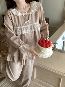 Details des süßen beigen Pyjama-Sets mit Spitzenkragen und zarten Schleifen