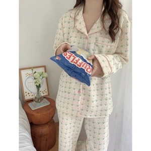 Women's quilted cotton pajama set with floral print and pink trim, long-sleeved loungewear