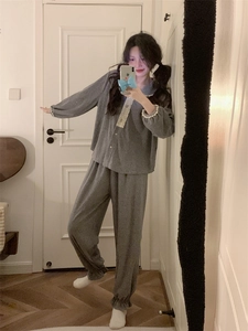 Détail d'un ensemble de nuit gris avec bordure en dentelle et poignets élastiques