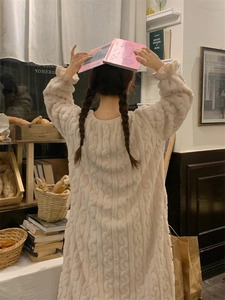 Détail du vêtement de nuit en polaire beige montrant la texture et les poignets volantés