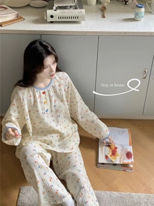 Détails du pyjama à fleurs avec boutons colorés et liseré bleu sur tissu en crêpe de coton