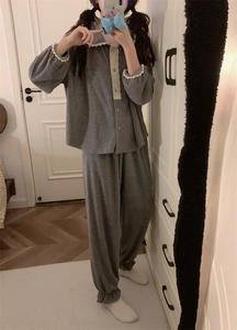 Détail de pyjama gris avec bordure en dentelle blanche et boutons en tissu éponge doux