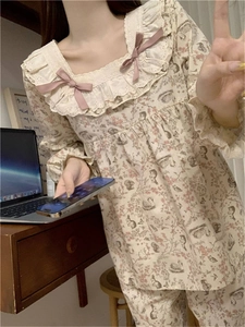 Dettaglio del pigiama floreale con colletto quadrato in pizzo e fiocchi decorativi rosa