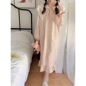 Chemise de nuit longue à fleurs pour femmes avec col en dentelle et ourlet à volants chic