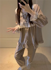 Detailansicht von Spitzenkragen und Schleifen an diesem süßen Langarm-Pyjama-Set