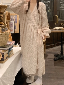 Détail du tissu en polaire corail épaisse avec texture nuage 3D sur chemise de nuit