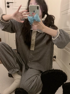 Ensemble de pyjama gris avec col de poupée mignon et bordures en dentelle blanche