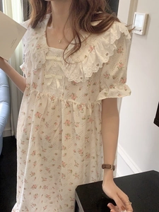 Dettaglio della camicia da notte a fiori con bordo in pizzo e fiocchi decorativi