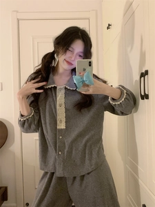 Détail du pyjama femme gris foncé avec dentelle blanche et col claudine pour la détente