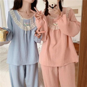 Détails de pyjamas vintage en coton avec col en dentelle et broderie de tulipes